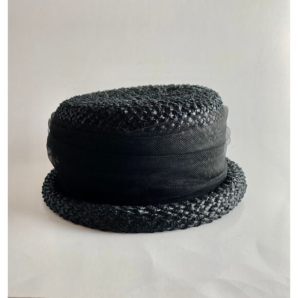 Lovely 1950s Woven Hat with Black Netting by Janet's of Manchester CT - Og Box - Picture 1 of 9